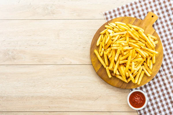 Pommes mit Tomaten- oder Ketchup-Sauce — Stockfoto