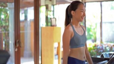 Spor salonunda eğitim güzel Asyalı genç kadın Görüntüleri