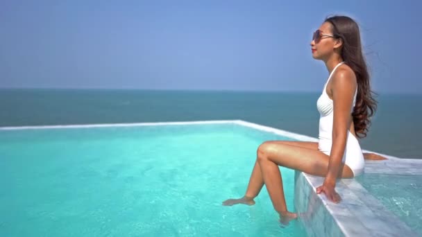 プールでリラックスしている美しいアジアの若い女性の映像 — ストック動画