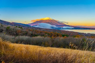 Fuji Dağı yamanakako ya da yamanaka Gölü sonbahar sezonu Japonya'nın güzel manzara