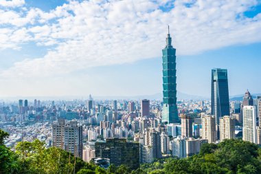 Taipei 101 binasının ve mimarisinin güzel manzarası ve manzarası Tayvan 'da mavimsi ve beyaz bulutlarla gökyüzüne yükseliyor.