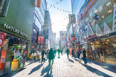 Seoul, Güney Kore 10 Aralık 2018: Myeong dong piyasasıdır popüler bir yer ve yiyecek bir şeyler bulmak alışveriş ve turistik bölgesi