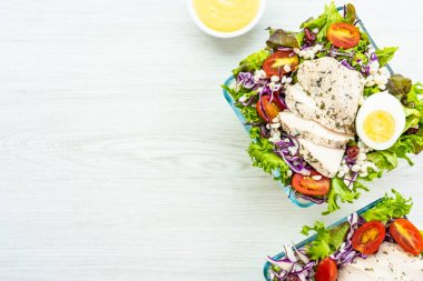 Izgara tavuk eti göğüs ile taze sebze salatası - sağlıklı gıda tarzı