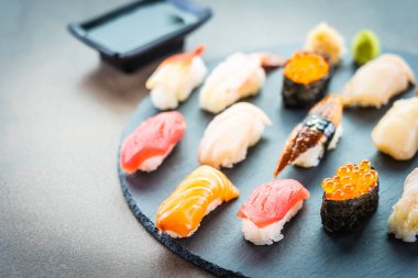 Nigiri suşi somon balıklı karides karides yılan balığı deniz hayvanı kabuğu ve diğer sashimi ile siyah kayrak - Japansese gıda stilini ayarla
