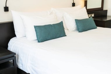 Güzel lüks ve konforlu yatak odası iç dekorasyon Oda ve beyaz yastık battaniye ışık lamba ile