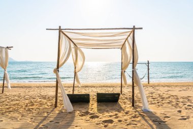 Sandalye şemsiye ve güzel bir plaj deniz okyanus üzerinde sky lounge eğlence için seyahat ve tatil kavramı