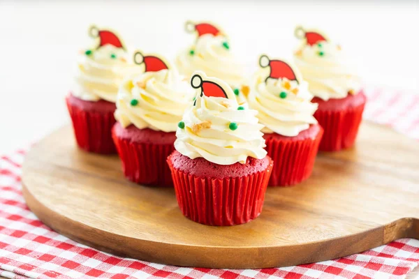 Zoete Dessert Met Cupcake Rood Fluweel Chocolade Kerstmuts Bovenop — Stockfoto