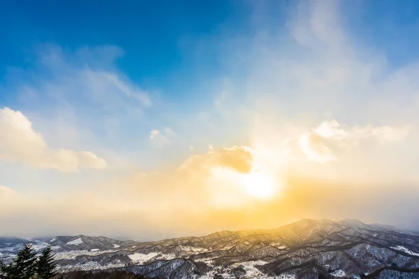 Piękny Krajobraz Góry Wokół Drzewa Śnieg Sezon Zimowy Zachód Słońca — Zdjęcie stockowe