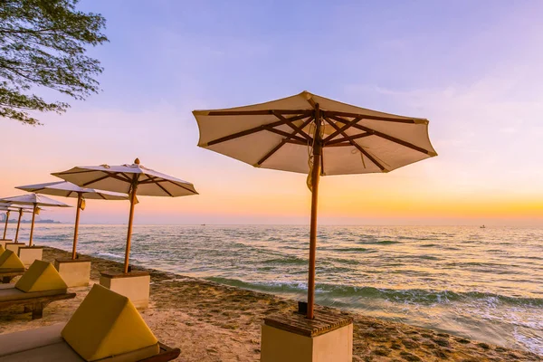 Зонтик Стул Подушкой Вокруг Прекрасного Пейзажа Пляжа Моря Восходе Закате — стоковое фото