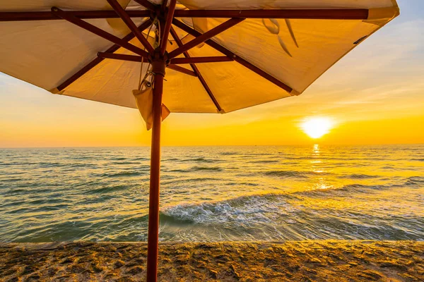 Parapluie Chaise Avec Oreiller Autour Beaux Paysages Plage Mer Lever — Photo