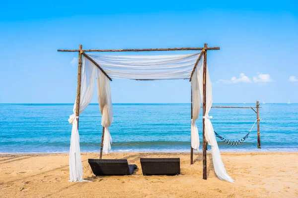 Sedia Ombrellone Lounge Sulla Bellissima Spiaggia Mare Sul Cielo Viaggi — Foto Stock