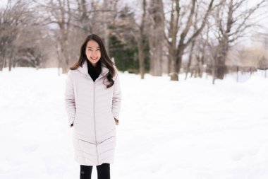Güzel genç Asyalı kadın mutlu seyahat kar kış sezonu Hokkaido Japonya ile gülümseyen