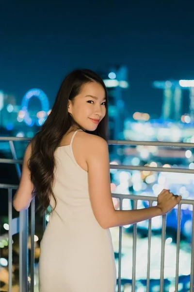 Belles Femmes Asiatiques Sourire Heureux Avec Singapore Vue Sur Ville — Photo