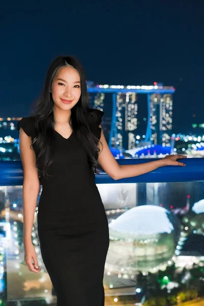 Schöne Asiatische Frauen Lächeln Und Glücklich Mit Singapore Stadtblick Der — Stockfoto