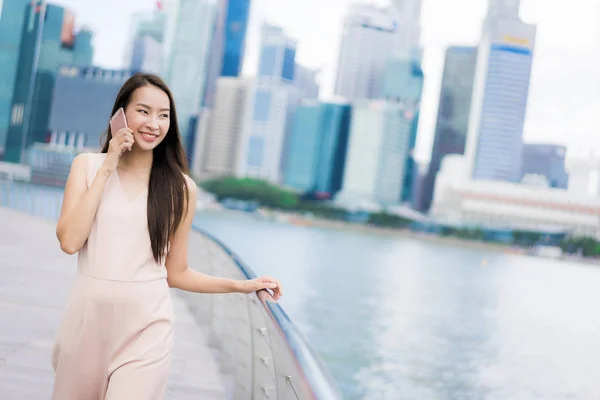 Schöne Asiatische Frau Mit Smartphone Oder Handy Zum Telefonieren Oder — Stockfoto