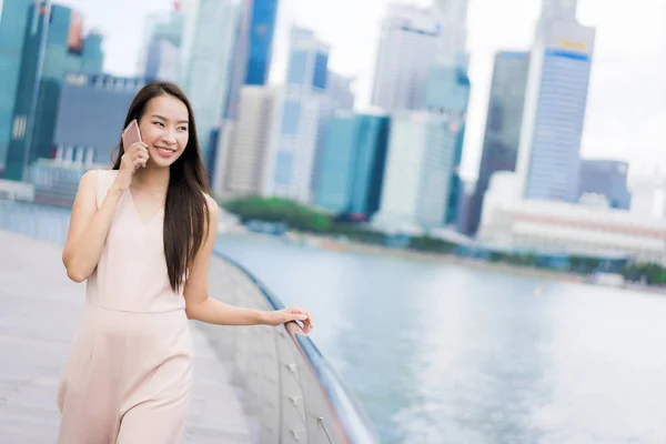 Beautiful Asian Woman Using Smartphone Mobile Phone Talking Text — Stock Photo, Image