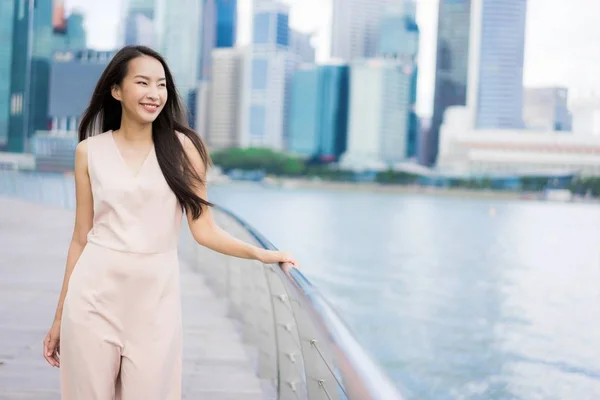 アジアの女性の美しい笑顔とシンガポールの旅行する幸せ — ストック写真