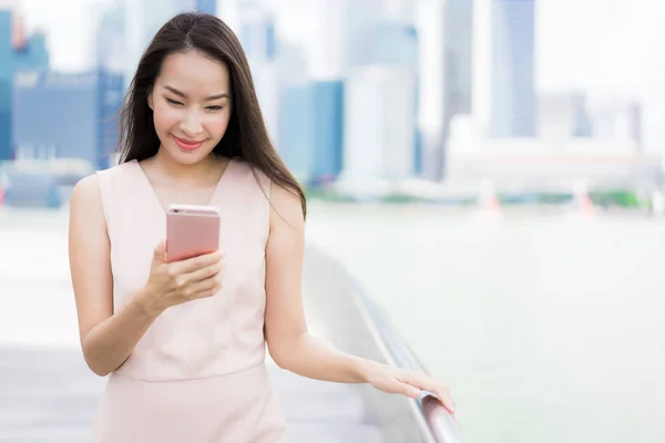 Schöne Asiatische Frau Mit Smartphone Oder Handy Zum Telefonieren Oder — Stockfoto