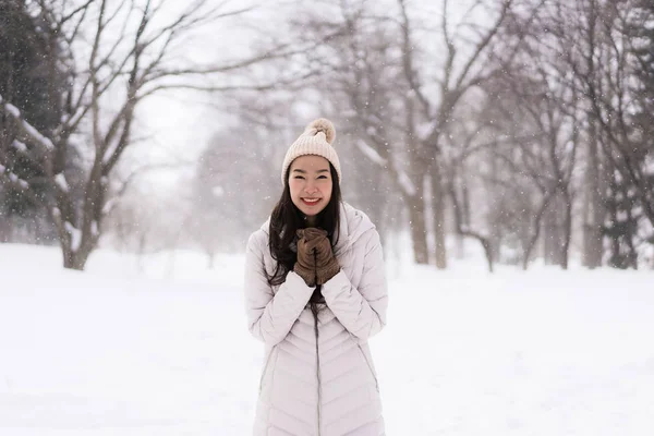 Bonita Jovem Mulher Asiática Sorrindo Feliz Com Viagens Temporada Inverno — Fotografia de Stock