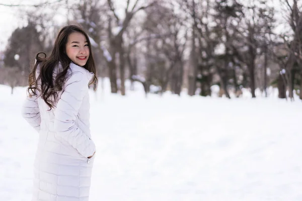 Bonita Jovem Mulher Asiática Sorrindo Feliz Com Viagens Temporada Inverno — Fotografia de Stock