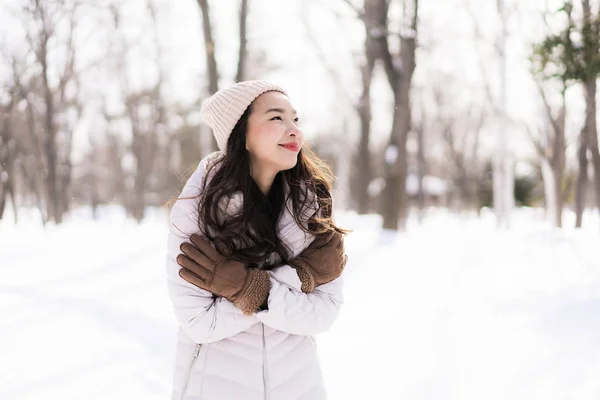 Bonita Jovem Mulher Asiática Sorrindo Feliz Com Viagens Temporada Inverno — Fotografia de Stock