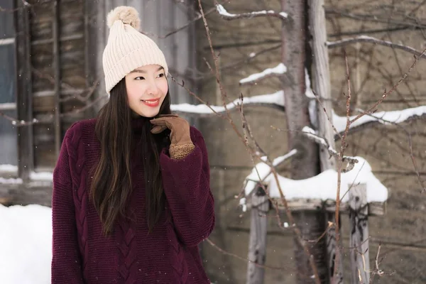 Vacker Ung Asiatisk Kvinna Ler Nöjd Med Resor Snö Vintersäsongen — Stockfoto
