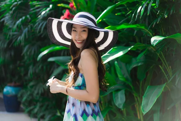 Retrato Bonito Jovem Asiático Mulher Sorriso Feliz Redor Jardim Livre — Fotografia de Stock