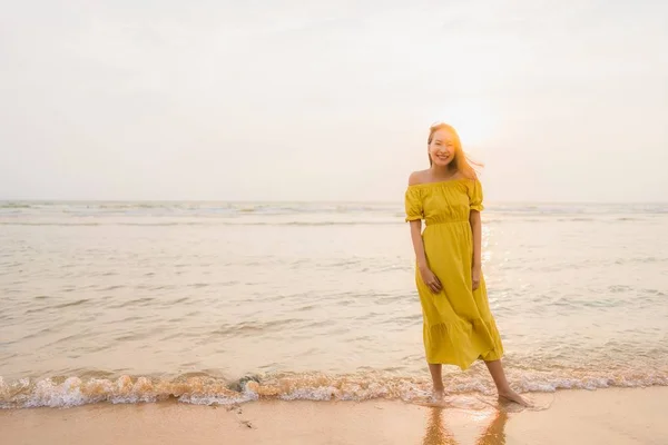 Retrato Bonito Jovem Asiático Mulher Andar Praia Mar Oceano Com — Fotografia de Stock