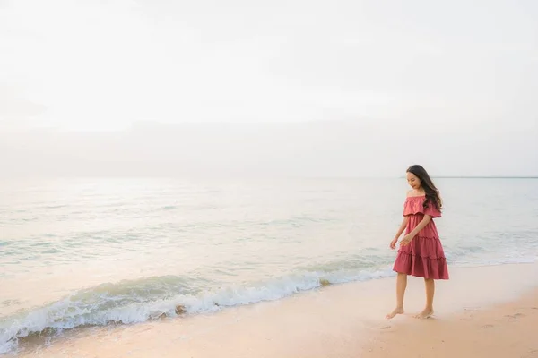 Porträtt Vacker Ung Asiatisk Kvinna Lyckligt Leende Fritid Stranden Havet — Stockfoto