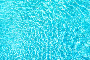 Metin kopyalama alanı için güneş ışığı yansıması ile soyut havuz su yüzeyi ve arka plan