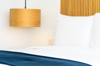 Relax ve eğlence için yatak odası iç yatak dekorasyonu güzel rahat yastık