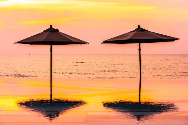 Napernyő és szék körül medence Neary tengeri óceán strand — Stock Fotó