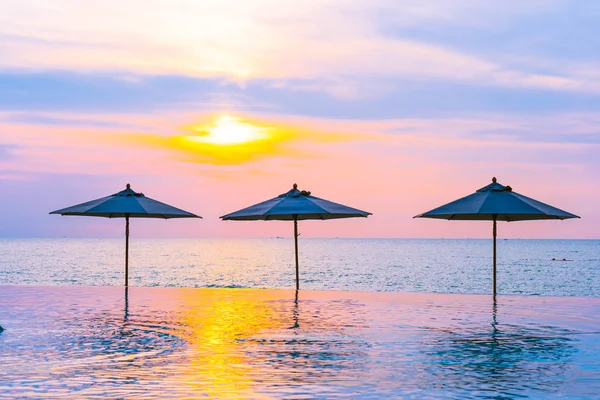 Sonnenschirm Und Liegestuhl Rund Das Schwimmbad Neary Meer Ozean Strand — Stockfoto