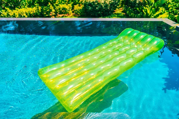 Anel Natação Colorido Flutuador Borracha Torno Água Piscina Para Lazer — Fotografia de Stock