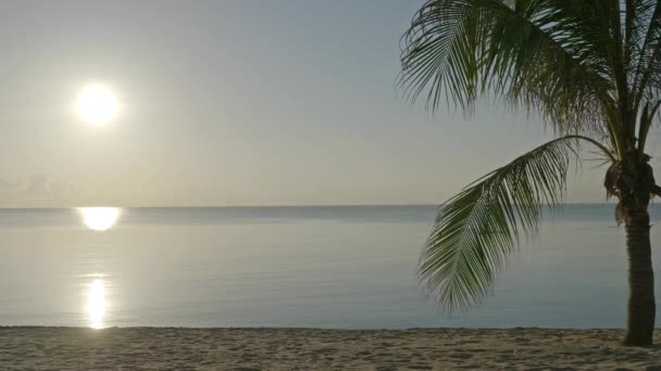 Ruhige Aufnahmen Von Wunderschönem Welligem Meer Bei Sonnenuntergang — Stockvideo