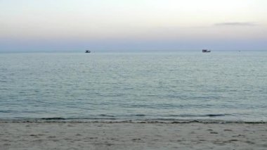 Güzel dalgalı denizin sakin görüntüleri.