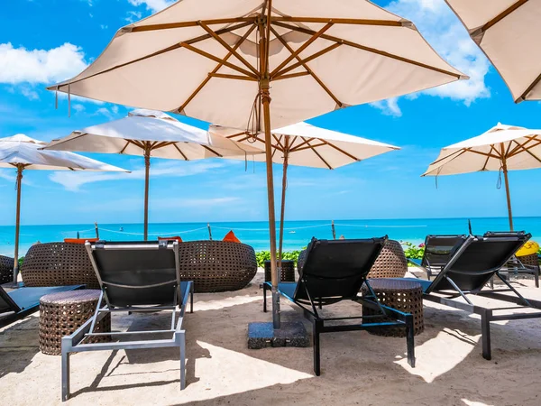 Guarda-chuva e cadeira na praia tropical mar e oceano — Fotografia de Stock