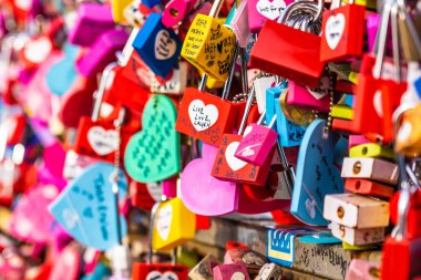 Seoul, Güney Kore 6 Aralık 2018: Seul Kulesi ile namsan dağda aşk anahtarıdır Kore landmark biri