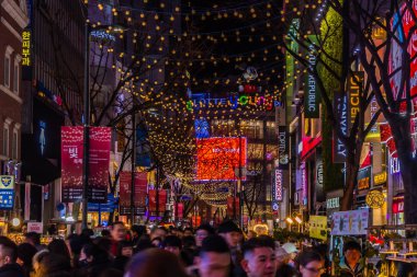 Seoul, Güney Kore 10 Aralık 2018: Myeong dong piyasasıdır popüler bir yer ve yiyecek bir şeyler bulmak alışveriş ve turistik bölgesi