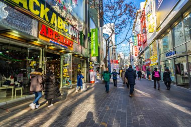 Seoul, Güney Kore 10 Aralık 2018: Myeong dong piyasasıdır popüler bir yer ve yiyecek bir şeyler bulmak alışveriş ve turistik bölgesi