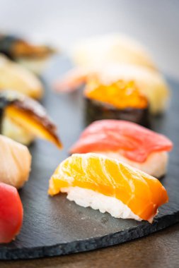 Nigiri suşi somon balıklı karides karides yılan balığı deniz hayvanı kabuğu ve diğer sashimi ile siyah kayrak - Japansese gıda stilini ayarla