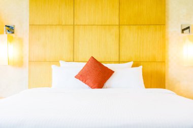 Otel yatak odası iç dekorasyonda yatak beyaz rahat yastık