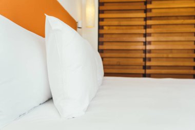 Güzel rahat beyaz yastık ve battaniye yatak yatak odası iç dekorasyon