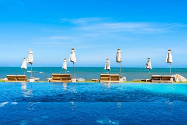 Güzel açık doğa manzara ile yatak şezlong otel tatil için seyahat ve tatil kavramı mavi gökyüzü arka plan üzerinde Yüzme Havuzu etrafında
