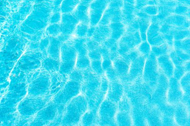 Metin kopyalama alanı için güneş ışığı yansıması ile soyut havuz su yüzeyi ve arka plan