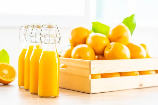 Zumo Naranja Fresco Para Beber Vaso Botella Sobre Mesa Madera — Foto de Stock