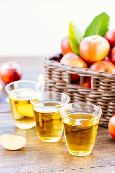 Jugo Manzanas Vaso Con Manzana Roja Canasta Comida Saludable Concepto — Foto de Stock