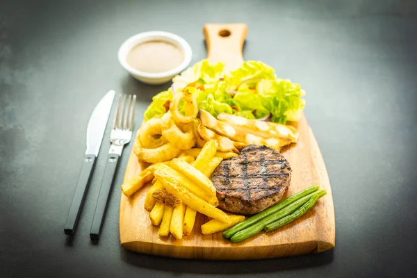 Grilovaný Hovězí Maso Steak Omáčkou Francouzské Hranolky Čerstvá Zelenina Dřevěném — Stock fotografie