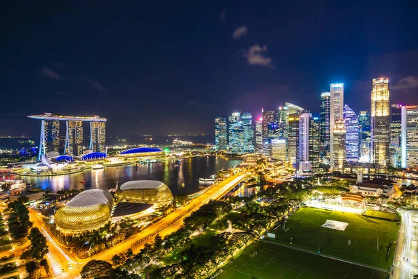 夕暮れと夜の時に美しい建築シンガポール市街のスカイラインのエクステリア — ストック写真