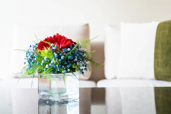 Vaso Flor Mesa Com Travesseiro Sofá Decoração Interior Sala Estar — Fotografia de Stock